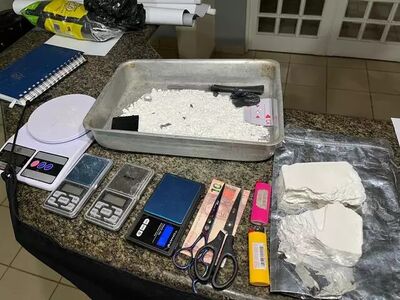 Droga, dinheiro, balança e outros itens apreendidos em ação policial. Foto: Sidney Assis, de Coxim
