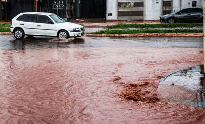 Ponto de alagamento registrado na Rua Graça Aranha, em Campo Grande (Henrique Arakaki, Jornal Midiamax)