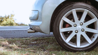 Pneu careca em carro alugado gerou indenização para casal (Reprodução, Freepik)