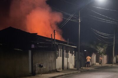 Incêndio destruiu a casa em Rochedo, onde foram encontrados os três corpos carbonizados. Foto: Reprodução vídeo  