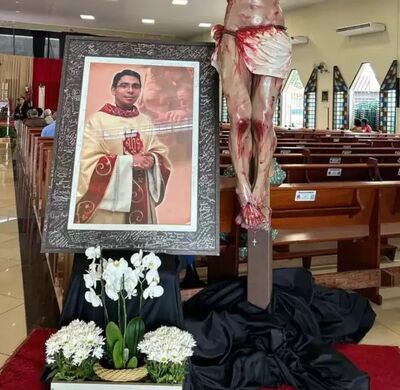 Foto do padre em igreja, ao lado da imagem de Jesus Cristo. Foto: Divulgação