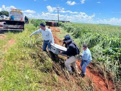 Corpo de uma das vítimas sendo retirado do local do acidente. Foto: Sidney Assis, de Coxim
