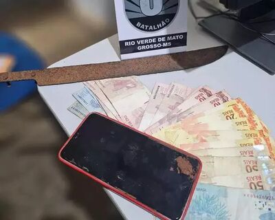 Dinheiro e celular roubado pelo adolescente. Foto: Divulgação/PMMS