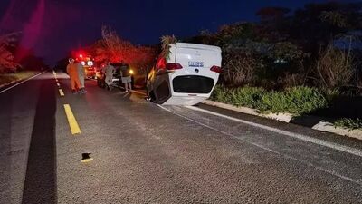 Carro de funerária capotado em rodovia. Foto: Jornal Cenário MS