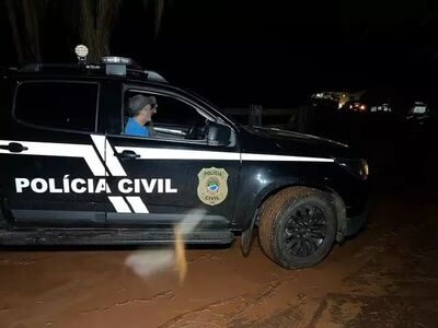 Viatura da Polícia Civil em frente ao local do crime. Foto: Sidney Assis