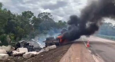 Carreta pega fogo após acidente e chamas altas assustam condutores. Foto: Reprodução vídeo Sidney Assis/CGNEWS 