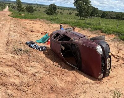Corsa parou de lado em ribanceira após capotagem (Foto: Sidney Assis)