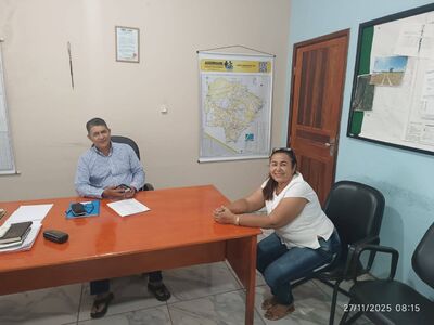 Vereadora Lúcia da AAVC em reunião com o secretário de Obras, Ivaldo Lopes. Foto: Divulgação 