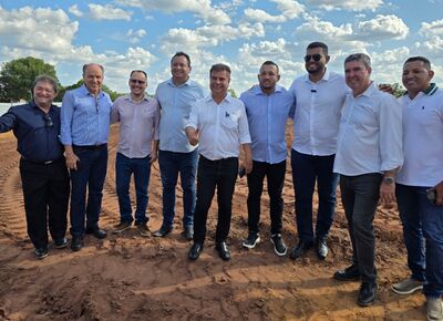 Visita das autoridades no local onde está sendo construído o CER. Foto: Valdeir Simão/Diário X 