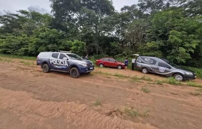Equipes da polícia, pax e familiares em estrada perto de rio. Foto: Web Rádio REC