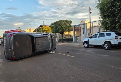 Veículo capota ao desviar de patinete elétrico em avenida de Coxim. Foto: Valdeir Simão/Diário X 