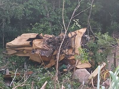 Colheitadeira e caminhão ficaram destruídos após a queda na serra. Foto: Corpo de Bombeiros