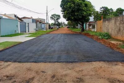 Como os demais vizinhos não tinham condições de arcar com as obras, a rua ficou com apenas um quadrado pavimentado. Foto: Juliano Almeida/CGNEWS 