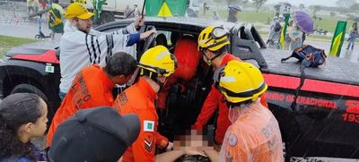Corpo de Bombeiros socorre vítimas após raio cair em concentração de ato pró-Bolsonaro. Foto: Redes sociais/Reprodução