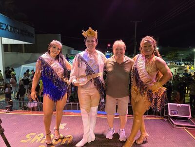 Corte do carnaval 2025: Musa Taty Amazonas, Rei Momo Kaká Henrique e Rainha Danizinha Barbosa, acompanhados do prefeito Edilson Magro. Foto: Valdeir Simão/Diário X 