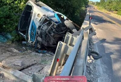 Caminhão totalmente destruído ao cair de ponte. Foto: Sidney Assis, de Coxim