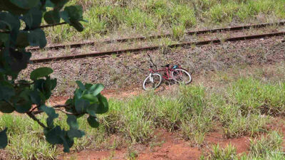 Bicicleta foi encontrada a cerca de 30 metros de distância do corpo da vítima.(Pietra Dorneles, Jornal Midiamax)