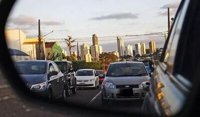 Retrovisor de veículo mostra carros trafegando em rua de Campo Grande. Foto: Arquivo/Saul Schramm