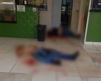 Homens mortos caídos dentro do estabelecimento. Foto: Direto das Ruas/Rede Social 