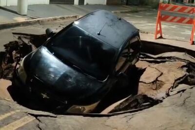 Carro cai em cratera aberta após forte chuva em Coxim. Foto: Reprodução vídeo  