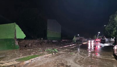 Muro lateral da Escola Estadual Silvio Ferreira no centro de Coxim, desaba totalmente. Foto: Valdeir Simão 