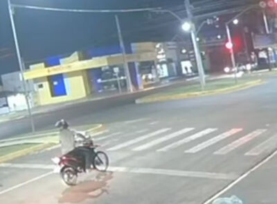 Motociclista parado no sinal vermelho, momentos antes de ser atingido  Foto: Reprodução