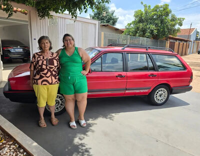 Dona Elza buscava e filha e amigas em bailes, com o mesmo modelo de carro (Jacqueline Hildebrand/Arquivo Pessoal)