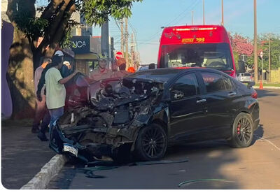 Motorista embriagado destrói frente do carro ao bater em viatura  Foto: Ingrid Rocha/ TV Morena