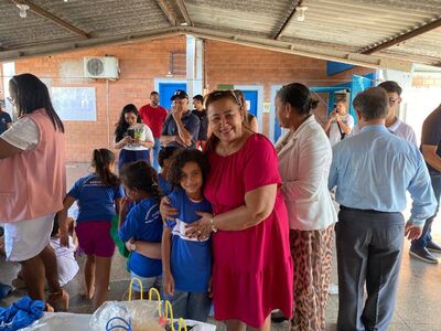 Vereadora Lúcia da AAVC na entrega de uniformes. Foto: Rede social 