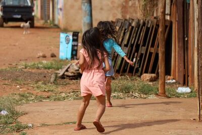 Crianças brincando em comunidade de Campo Grande. Foto: Henrique Kawaminami/CGNEWS