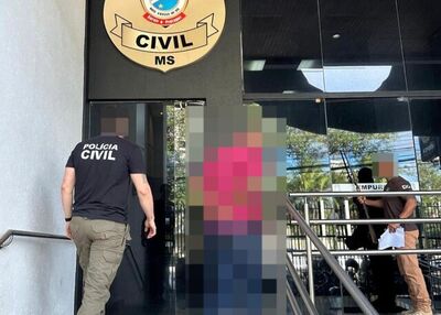 Suspeito é conduzido por policiais civis. Foto: Divulgação/PCMS