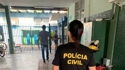 Equipe da Polícia Civil na escola onde professor foi preso em Coxim. Foto: Divulgação