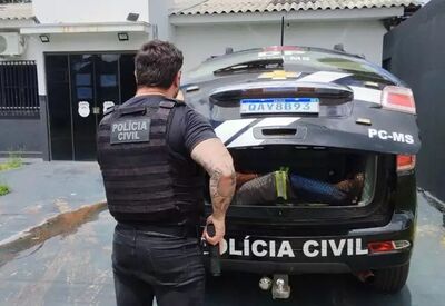 Homem de 32 anos sendo retirado da viatura após prisão. Foto: Divulgação/PCMS