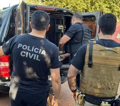 Suspeito sendo colocado no compartimento de presos da viatura. Foto: Divulgação