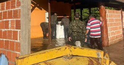 Militares do Exército auxiliam vítimas das enchentes em Coxim. Foto: Whatsapp Correio do Estado