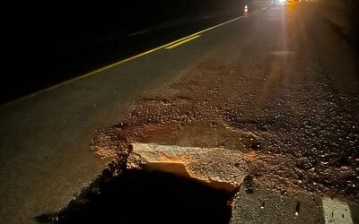 Buraco na BR-163 danifica 9 veículos em Coxim. Foto: Glenda Melo/Diário do Estado MS 