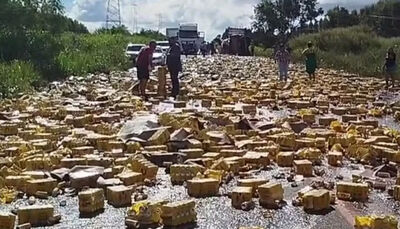 Carga de cerveja ficou completamente espalhada pela pista  Foto: Portal Água Clara