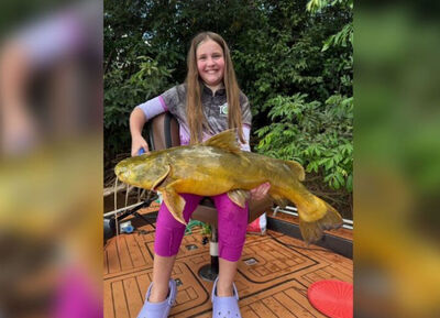 Isadora com o jaú que pescou no Rio Dourados - Crédito: Arquivo Pessoal