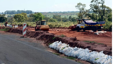 Obras são realizadas durante esta segunda-feira (30). (Foto: Madu Livramento/Jornal Midiamax)