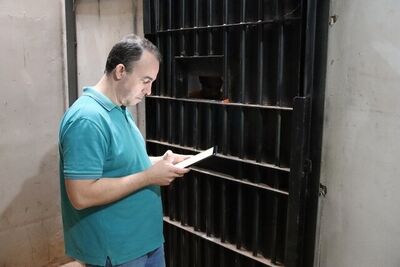 Coordenador do Nuspen, Maurício Barbosa, realizando atendimento em unidade prisional. Foto: Vitor Ilis/Arquivo DPGE-MS