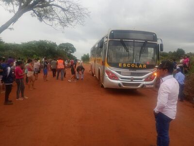 Populares acompanham retirada de criança atropelada por ônibus. Foto: Caarapó News