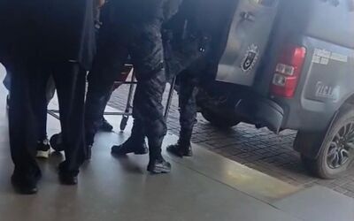 Foto: Policiais com o Bruno chegando no Hospital Regional. Foto: Reprodução vídeo redes sociais  