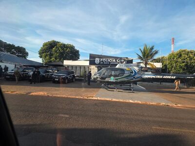 Helicóptero, viaturas e policiais na frente da Polícia Civil em Coxim. Foto: Valdeir Simão