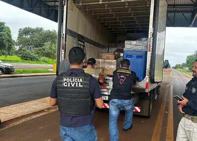 Policiais retirando alimentos de dentro de báu. Foto: Divulgação