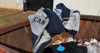 Casaco onde recém nascido foi deixado. Foto: Direto das Ruas