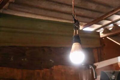 Lâmpada acessa em barraco no Jardim Noroeste. Foto: Henrique Kawaminami/Arquivo/CGNEWS