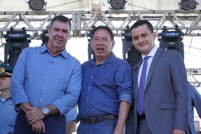 Governador Eduardo Riedel, deputado Gerson Claro e Luiz Eduardo, presidente da Câmara de Coxim. Foto: Divulgação 