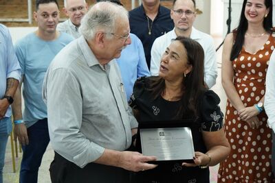 Dr. Luiz Ovando recebe o Título de Cidadão Coxinense por indicação da vereadora Lúcia da AAVC. Foto: Divulgação 