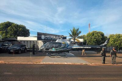Helicóptero, viaturas e policiais na frente da Polícia Civil em Coxim. Foto: Valdeir Simão/Diário x 