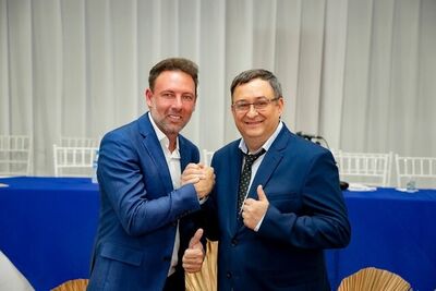 Vice-prefeito Rogério Rohr (PSD) ao lado do prefeito Leocir Montagna (PSD) durante cerimônia de posse. Foto: Reprodução
